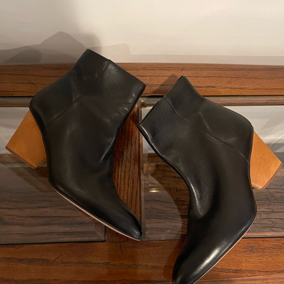 enzo angiolini black booties